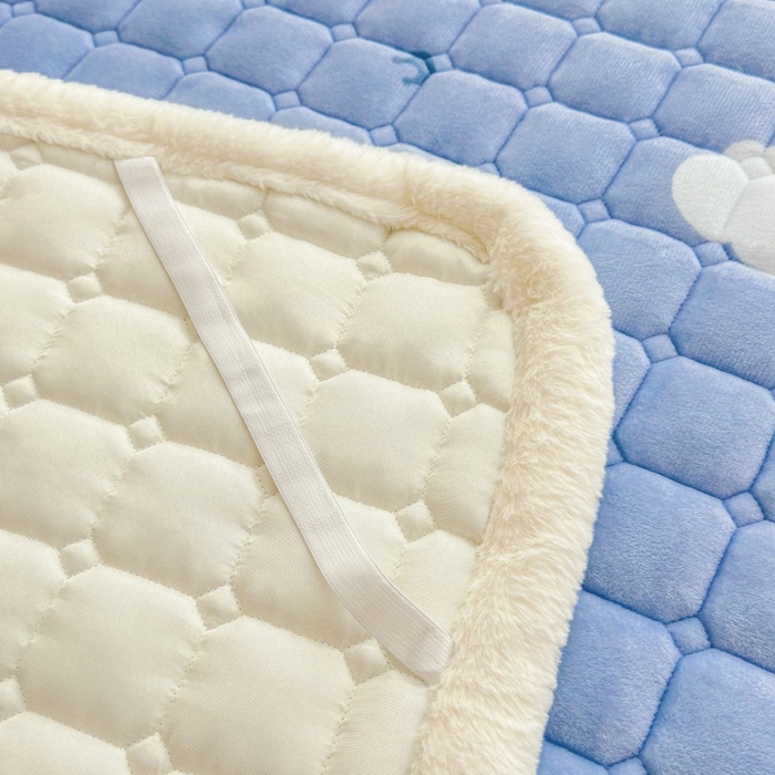 91家纺网 家纺一手货源 找家纺 爱屋及屋 2025新款牛奶绒印花床垫-大床款 萌萌云朵