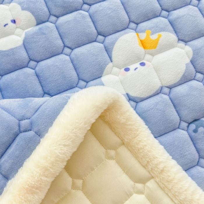 91家纺网 家纺一手货源 找家纺 爱屋及屋 2025新款牛奶绒印花床垫-大床款 萌萌云朵