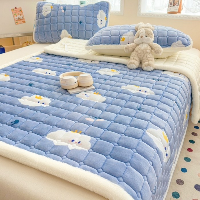 91家纺网 家纺一手货源 找家纺 爱屋及屋 2025新款牛奶绒印花床垫-大床款 萌萌云朵