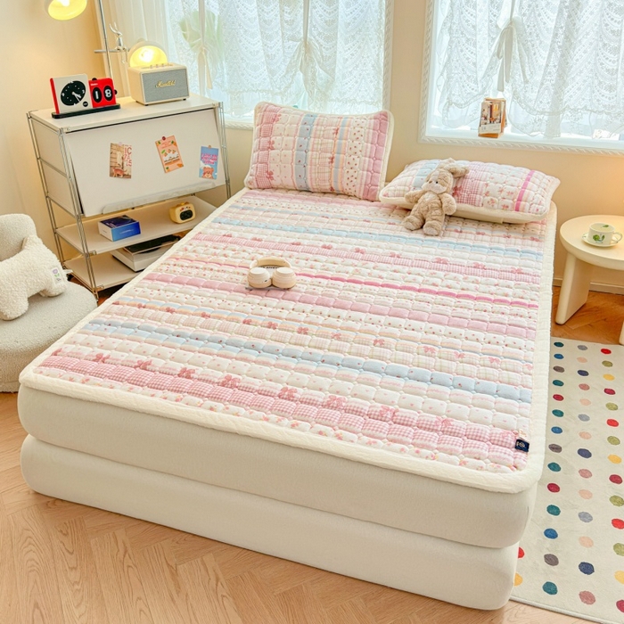 91家纺网 家纺一手货源 找家纺 爱屋及屋 2025新款牛奶绒印花床垫-大床款 暖漾甜梦