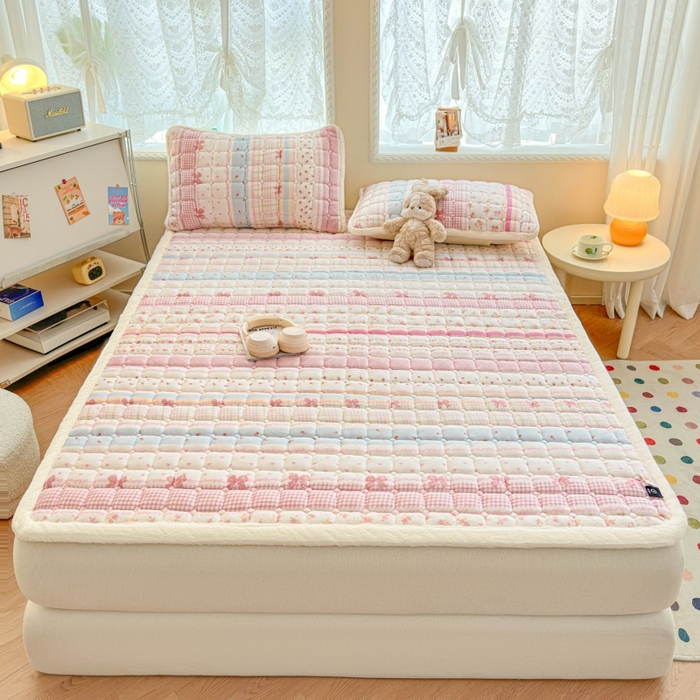 91家纺网 家纺一手货源 找家纺 爱屋及屋 2025新款牛奶绒印花床垫-大床款 暖漾甜梦