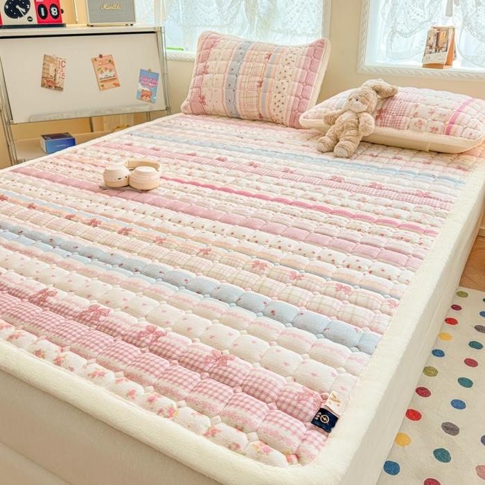 91家纺网 家纺一手货源 找家纺 爱屋及屋 2025新款牛奶绒印花床垫-大床款 暖漾甜梦