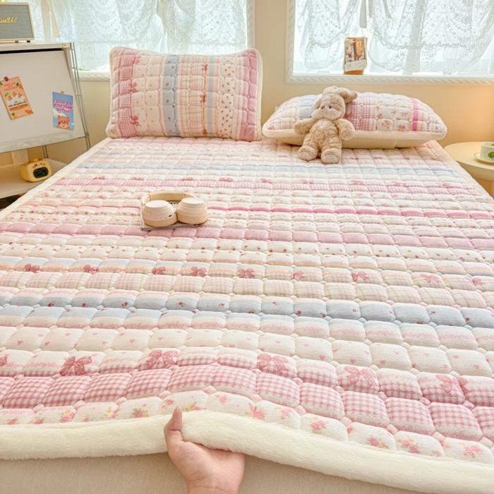 91家纺网 家纺一手货源 找家纺 爱屋及屋 2025新款牛奶绒印花床垫-大床款 暖漾甜梦