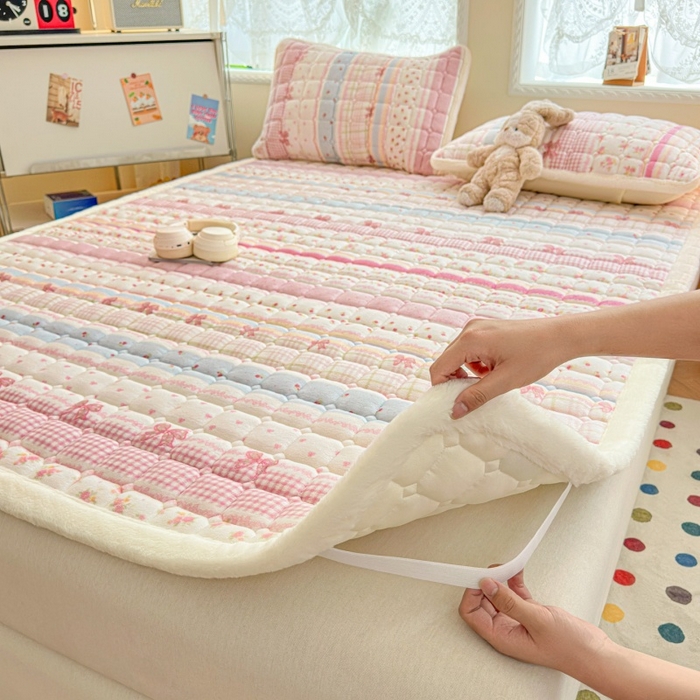 91家纺网 家纺一手货源 找家纺 爱屋及屋 2025新款牛奶绒印花床垫-大床款 暖漾甜梦