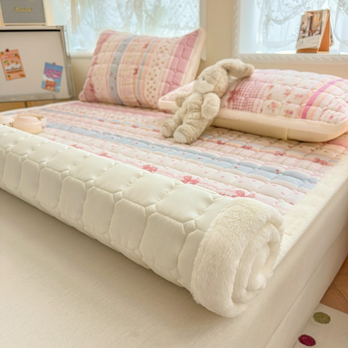 91家纺网 家纺一手货源 找家纺 爱屋及屋 2025新款牛奶绒印花床垫-大床款 暖漾甜梦