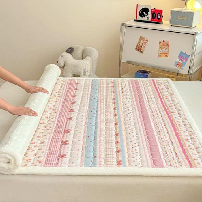 91家纺网 家纺一手货源 找家纺 爱屋及屋 2025新款牛奶绒印花床垫-大床款 暖漾甜梦