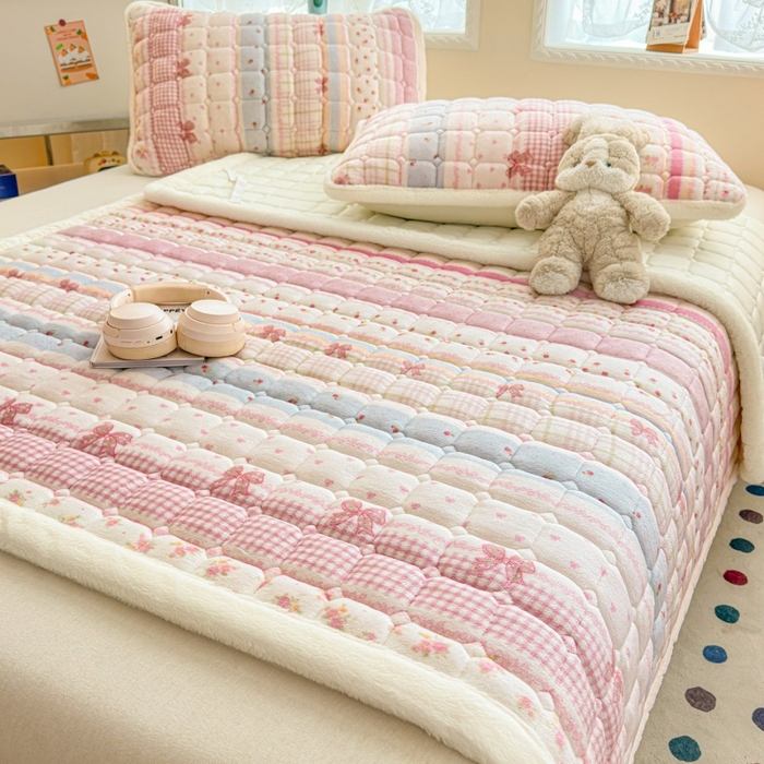 91家纺网 家纺一手货源 找家纺 爱屋及屋 2025新款牛奶绒印花床垫-大床款 暖漾甜梦
