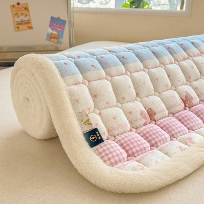 91家纺网 家纺一手货源 找家纺 爱屋及屋 2025新款牛奶绒印花床垫-大床款 暖漾甜梦