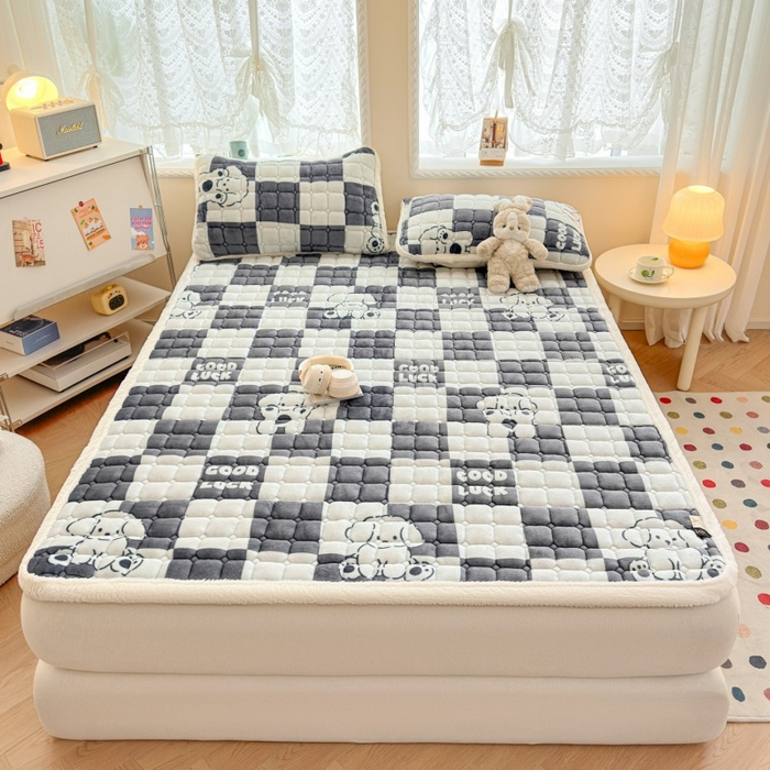 91家纺网 家纺一手货源 找家纺 爱屋及屋 2025新款牛奶绒印花床垫-大床款 棋盘狗