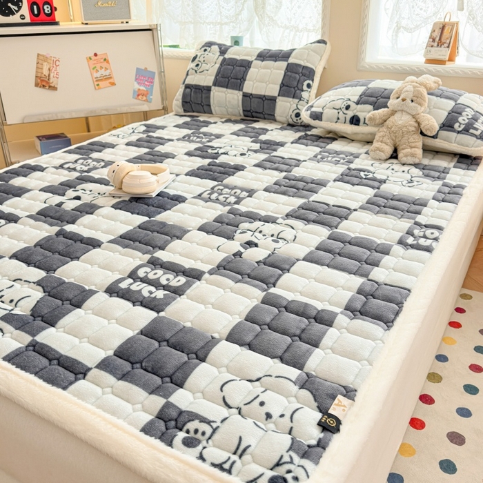 91家纺网 家纺一手货源 找家纺 爱屋及屋 2025新款牛奶绒印花床垫-大床款 棋盘狗