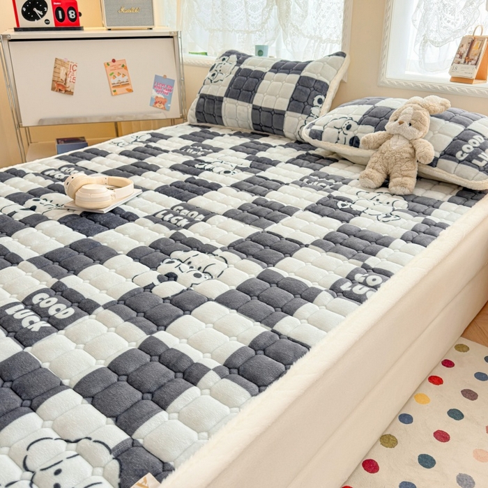 91家纺网 家纺一手货源 找家纺 爱屋及屋 2025新款牛奶绒印花床垫-大床款 棋盘狗