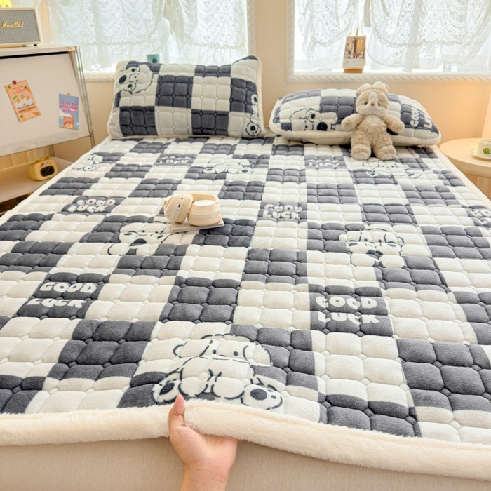 91家纺网 家纺一手货源 找家纺 爱屋及屋 2025新款牛奶绒印花床垫-大床款 棋盘狗