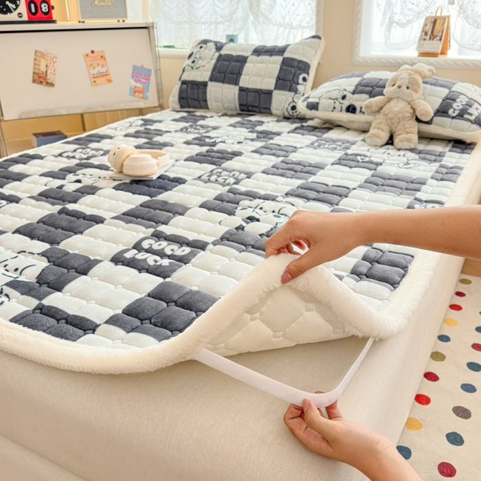 91家纺网 家纺一手货源 找家纺 爱屋及屋 2025新款牛奶绒印花床垫-大床款 棋盘狗