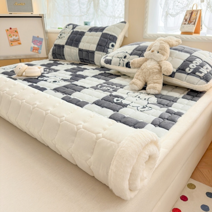 91家纺网 家纺一手货源 找家纺 爱屋及屋 2025新款牛奶绒印花床垫-大床款 棋盘狗