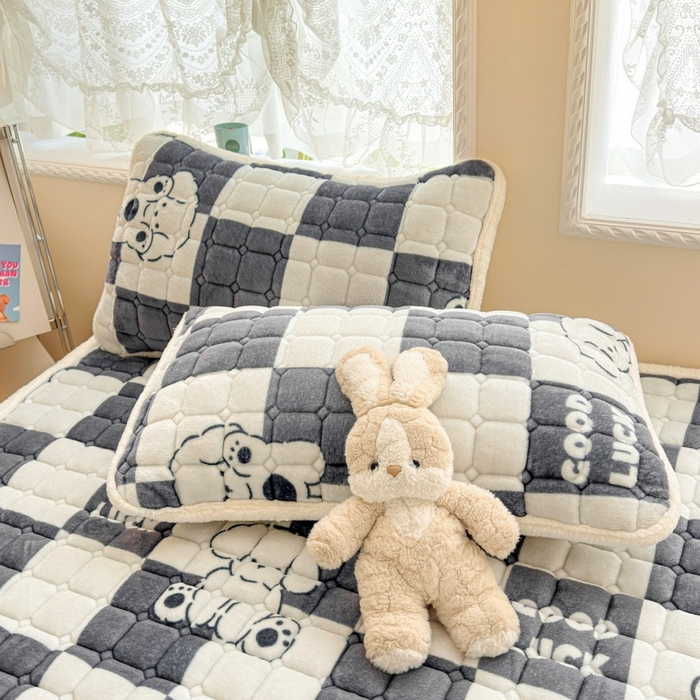 91家纺网 家纺一手货源 找家纺 爱屋及屋 2025新款牛奶绒印花床垫-大床款 棋盘狗