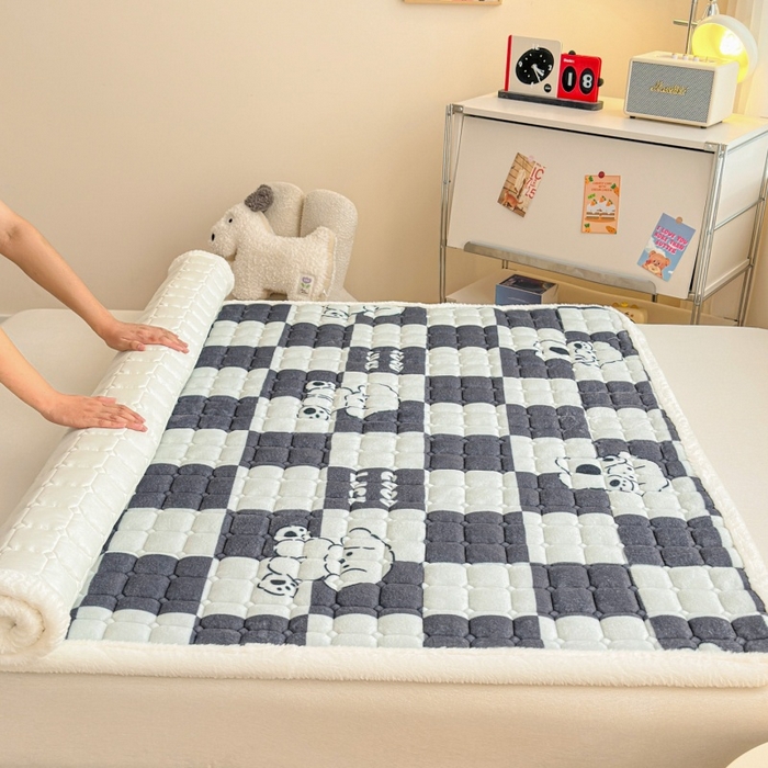 91家纺网 家纺一手货源 找家纺 爱屋及屋 2025新款牛奶绒印花床垫-大床款 棋盘狗