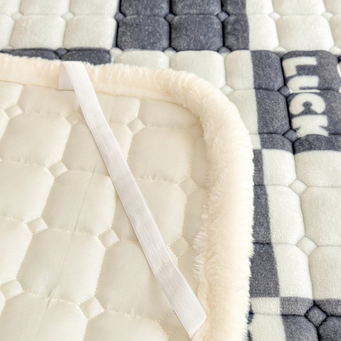 91家纺网 家纺一手货源 找家纺 爱屋及屋 2025新款牛奶绒印花床垫-大床款 棋盘狗