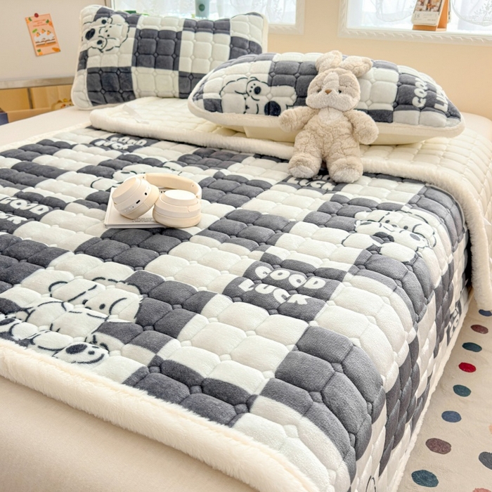 91家纺网 家纺一手货源 找家纺 爱屋及屋 2025新款牛奶绒印花床垫-大床款 棋盘狗