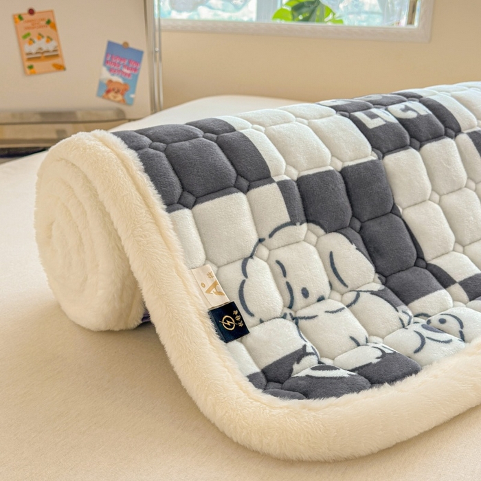 91家纺网 家纺一手货源 找家纺 爱屋及屋 2025新款牛奶绒印花床垫-大床款 棋盘狗