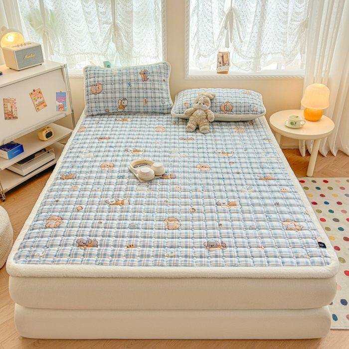 91家纺网 家纺一手货源 找家纺 爱屋及屋 2025新款牛奶绒印花床垫-大床款 竖格萌宠