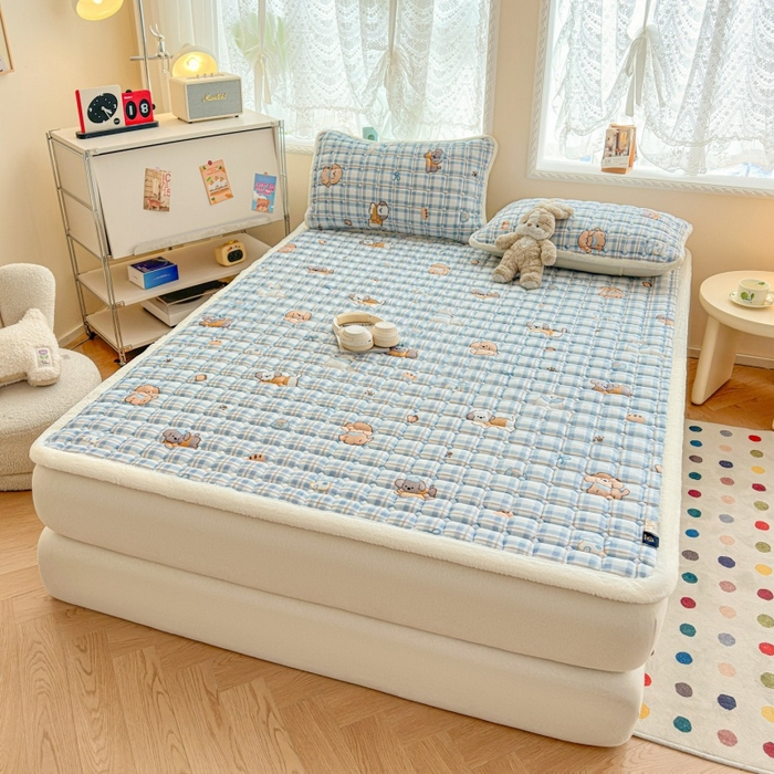 91家纺网 家纺一手货源 找家纺 爱屋及屋 2025新款牛奶绒印花床垫-大床款 竖格萌宠