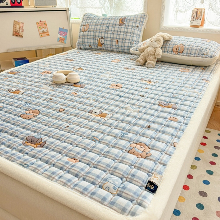 91家纺网 家纺一手货源 找家纺 爱屋及屋 2025新款牛奶绒印花床垫-大床款 竖格萌宠