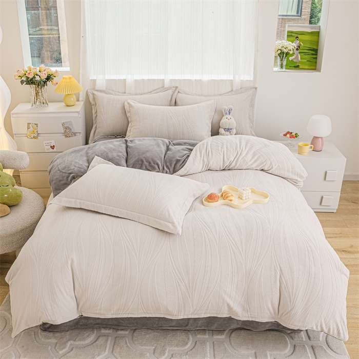 91家纺网 家纺一手货源 找家纺 锦罗绣 2025新款全消光烂花230克牛奶绒四件套 几何-奶白