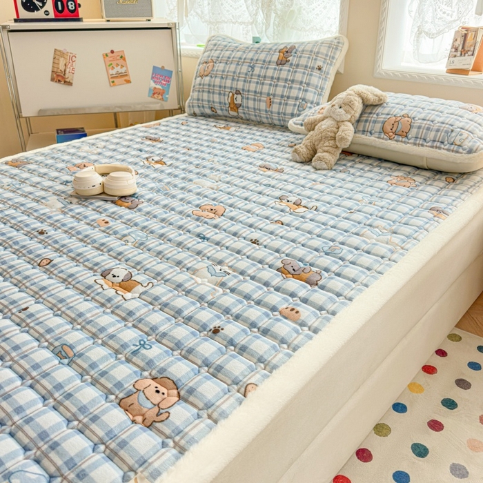 91家纺网 家纺一手货源 找家纺 爱屋及屋 2025新款牛奶绒印花床垫-大床款 竖格萌宠