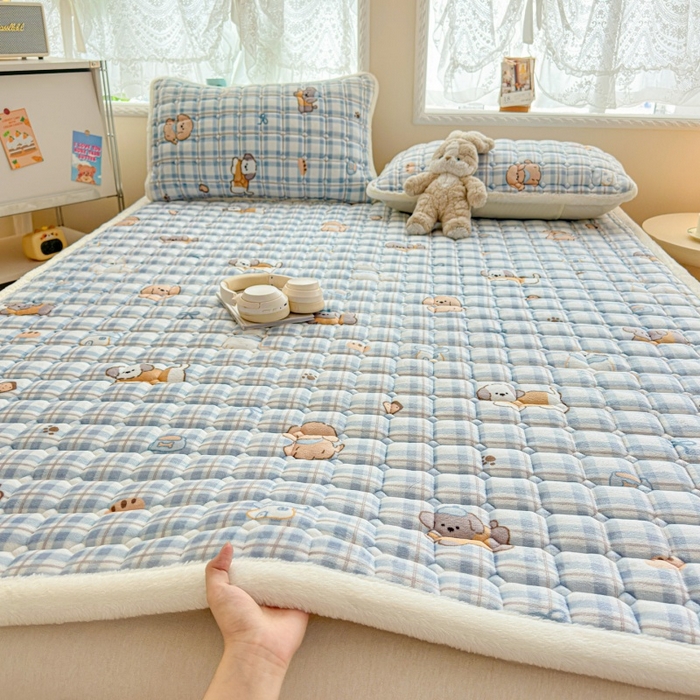 91家纺网 家纺一手货源 找家纺 爱屋及屋 2025新款牛奶绒印花床垫-大床款 竖格萌宠