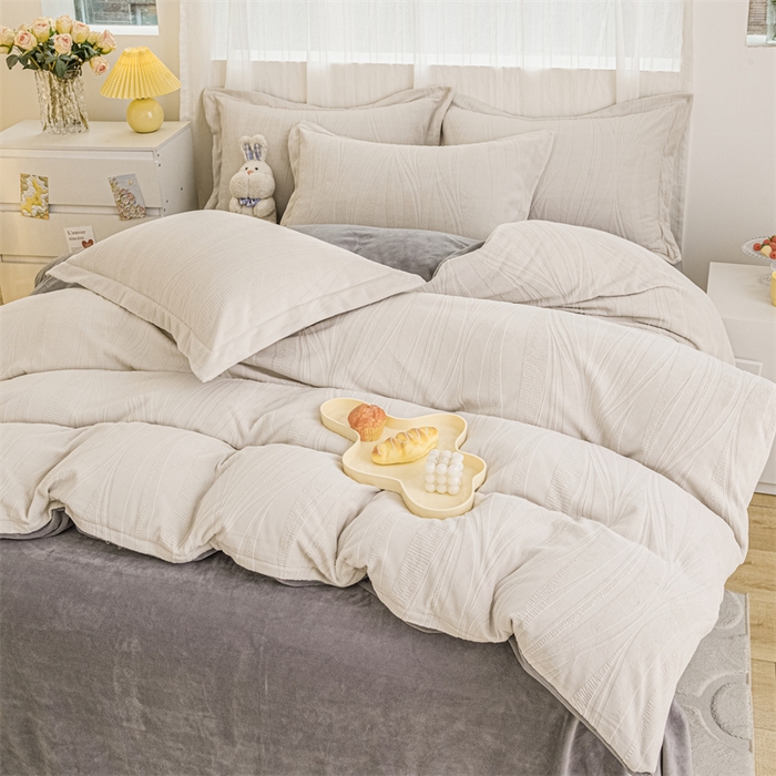 91家纺网 家纺一手货源 找家纺 锦罗绣 2025新款全消光烂花230克牛奶绒四件套 几何-奶白