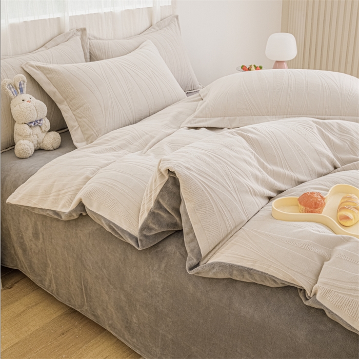 91家纺网 家纺一手货源 找家纺 锦罗绣 2025新款全消光烂花230克牛奶绒四件套 几何-奶白