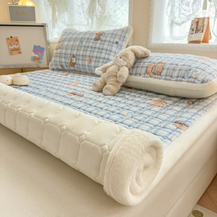 91家纺网 家纺一手货源 找家纺 爱屋及屋 2025新款牛奶绒印花床垫-大床款 竖格萌宠