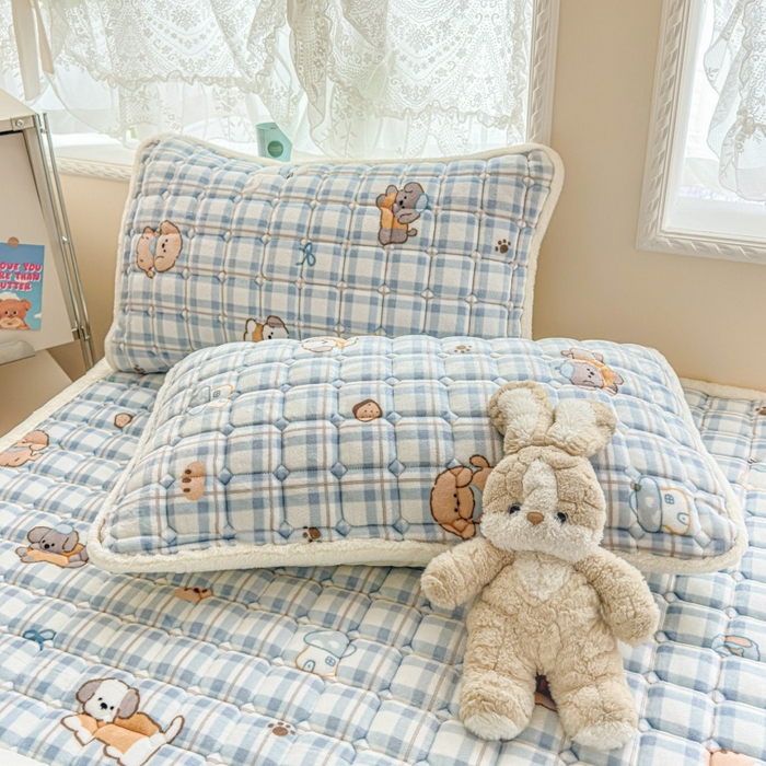 91家纺网 家纺一手货源 找家纺 爱屋及屋 2025新款牛奶绒印花床垫-大床款 竖格萌宠