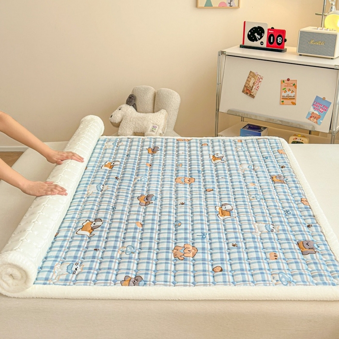 91家纺网 家纺一手货源 找家纺 爱屋及屋 2025新款牛奶绒印花床垫-大床款 竖格萌宠