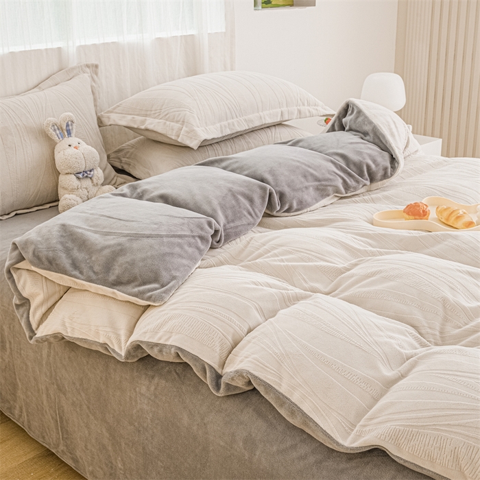 91家纺网 家纺一手货源 找家纺 锦罗绣 2025新款全消光烂花230克牛奶绒四件套 几何-奶白