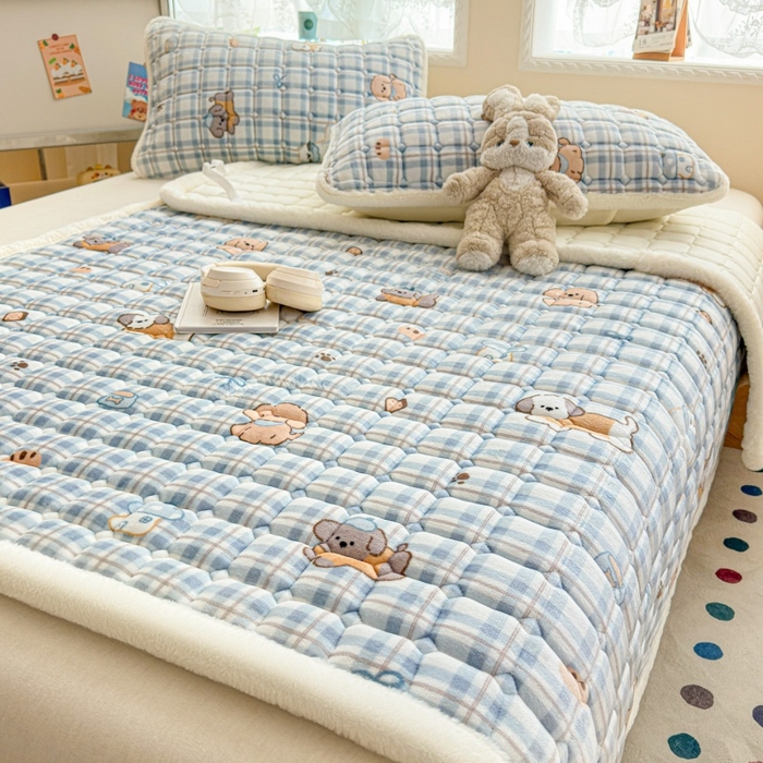 91家纺网 家纺一手货源 找家纺 爱屋及屋 2025新款牛奶绒印花床垫-大床款 竖格萌宠