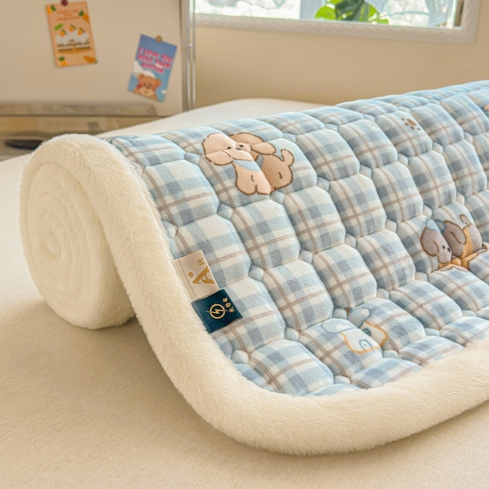 91家纺网 家纺一手货源 找家纺 爱屋及屋 2025新款牛奶绒印花床垫-大床款 竖格萌宠