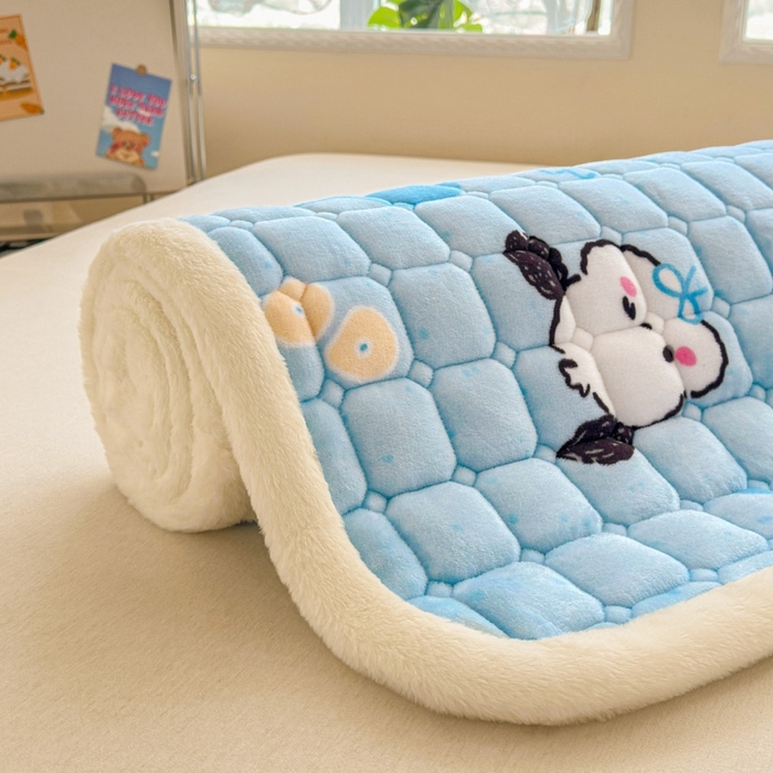 91家纺网 家纺一手货源 找家纺 爱屋及屋 2025新款牛奶绒印花床垫-大床款 涂鸦狗