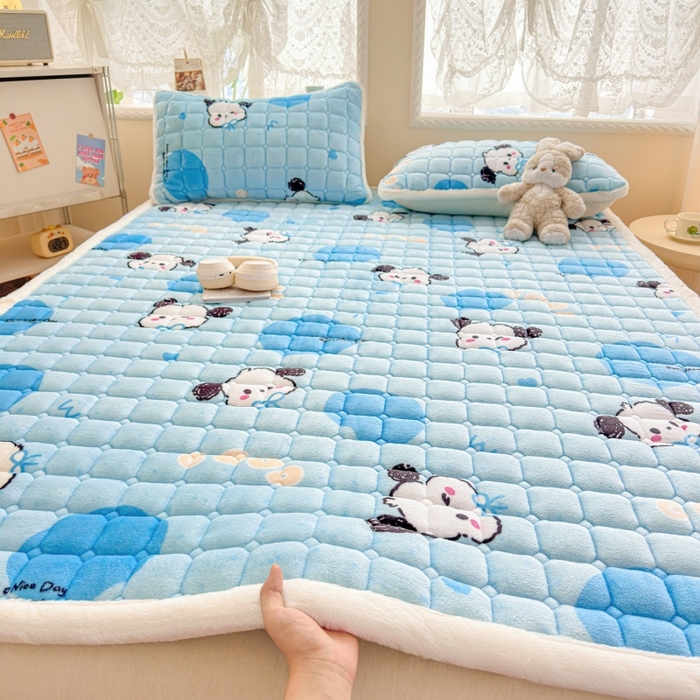 91家纺网 家纺一手货源 找家纺 爱屋及屋 2025新款牛奶绒印花床垫-大床款 涂鸦狗
