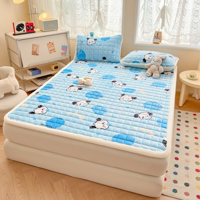 91家纺网 家纺一手货源 找家纺 爱屋及屋 2025新款牛奶绒印花床垫-大床款 涂鸦狗