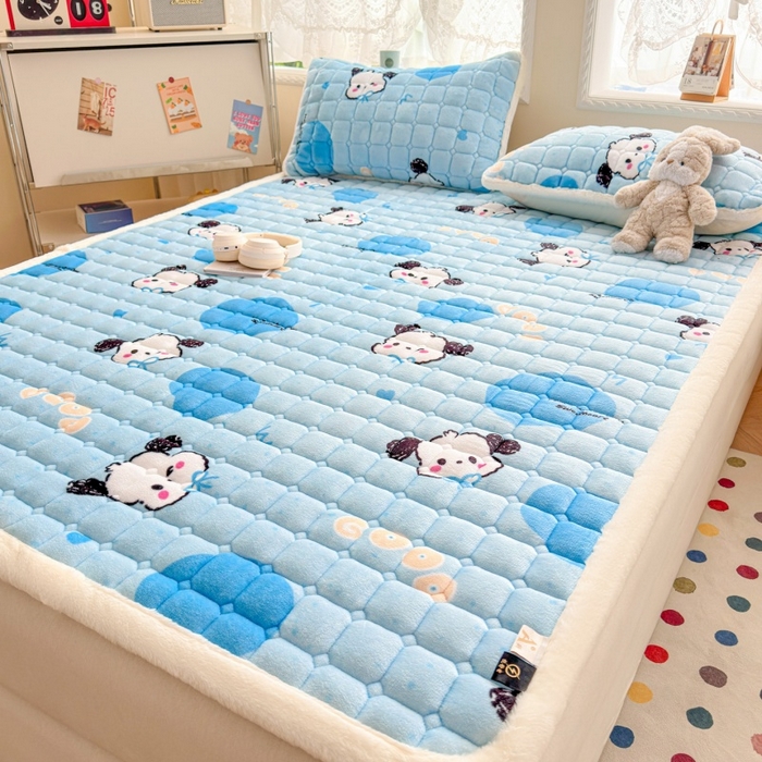 91家纺网 家纺一手货源 找家纺 爱屋及屋 2025新款牛奶绒印花床垫-大床款 涂鸦狗