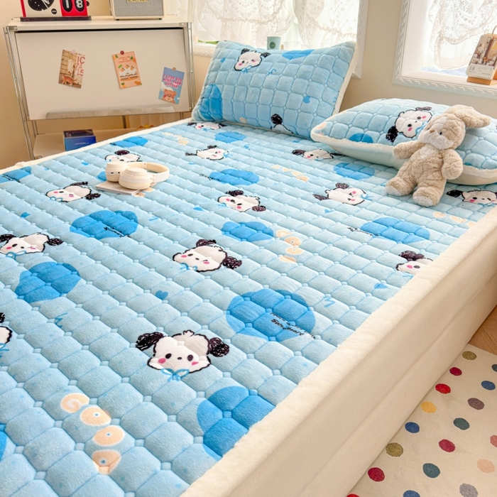 91家纺网 家纺一手货源 找家纺 爱屋及屋 2025新款牛奶绒印花床垫-大床款 涂鸦狗