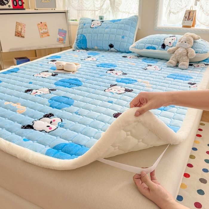 91家纺网 家纺一手货源 找家纺 爱屋及屋 2025新款牛奶绒印花床垫-大床款 涂鸦狗