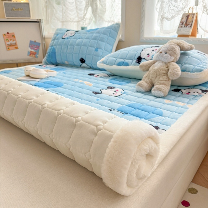 91家纺网 家纺一手货源 找家纺 爱屋及屋 2025新款牛奶绒印花床垫-大床款 涂鸦狗