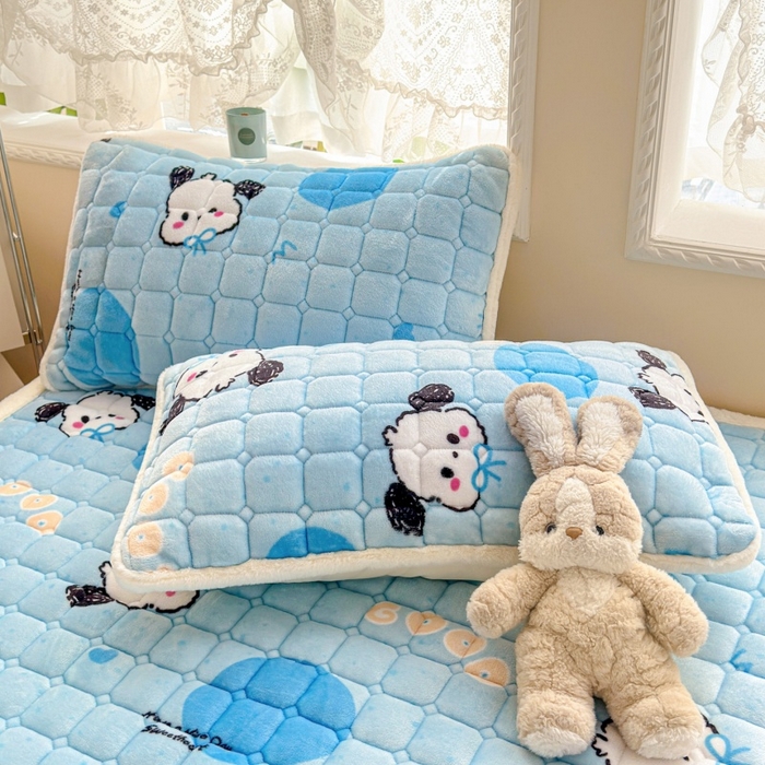 91家纺网 家纺一手货源 找家纺 爱屋及屋 2025新款牛奶绒印花床垫-大床款 涂鸦狗