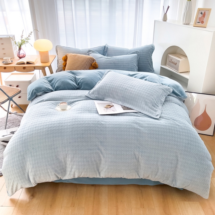 91家纺网 家纺一手货源 找家纺 锦罗绣 2025新款全消光烂花230克牛奶绒四件套 千鸟格-水蓝