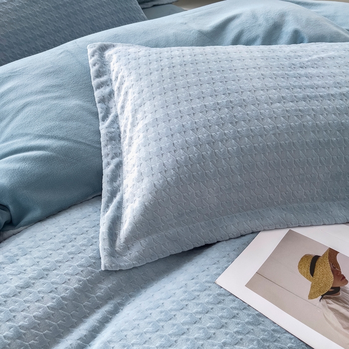 91家纺网 家纺一手货源 找家纺 锦罗绣 2025新款全消光烂花230克牛奶绒四件套 千鸟格-水蓝