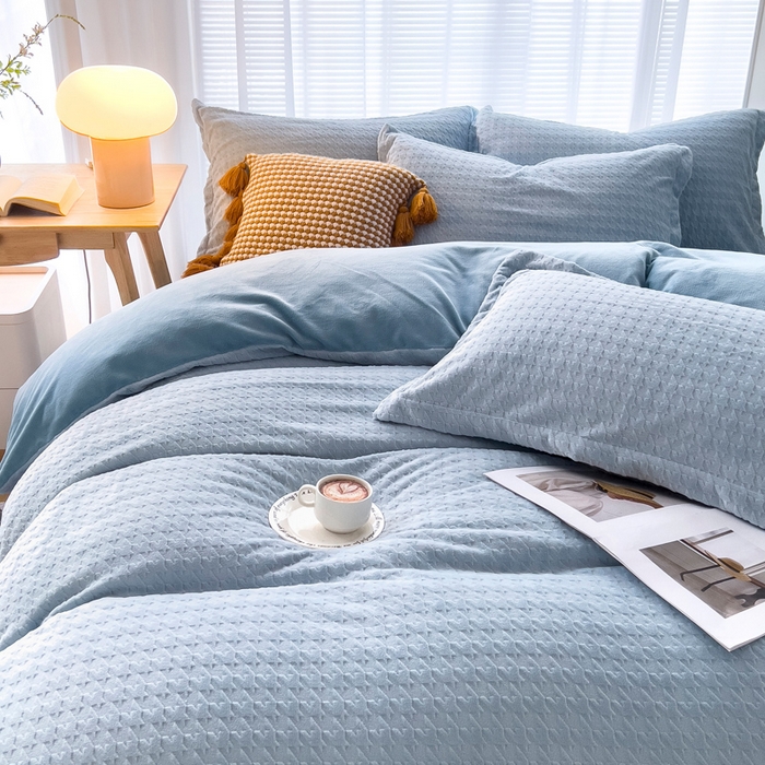 91家纺网 家纺一手货源 找家纺 锦罗绣 2025新款全消光烂花230克牛奶绒四件套 千鸟格-水蓝