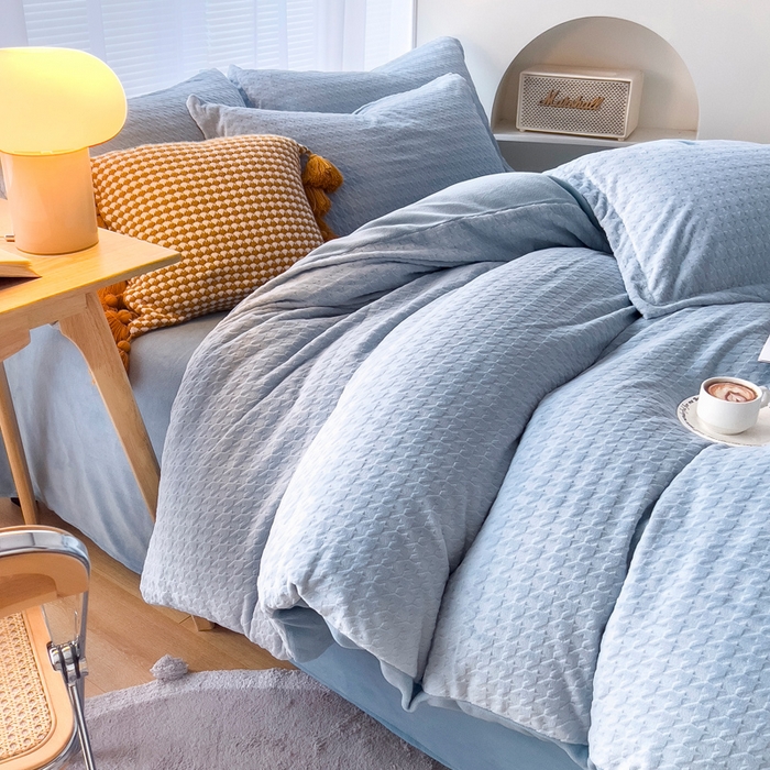 91家纺网 家纺一手货源 找家纺 锦罗绣 2025新款全消光烂花230克牛奶绒四件套 千鸟格-水蓝