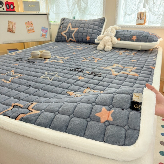 爱屋及屋 2025新款牛奶绒印花床垫-大床款 星星灰
